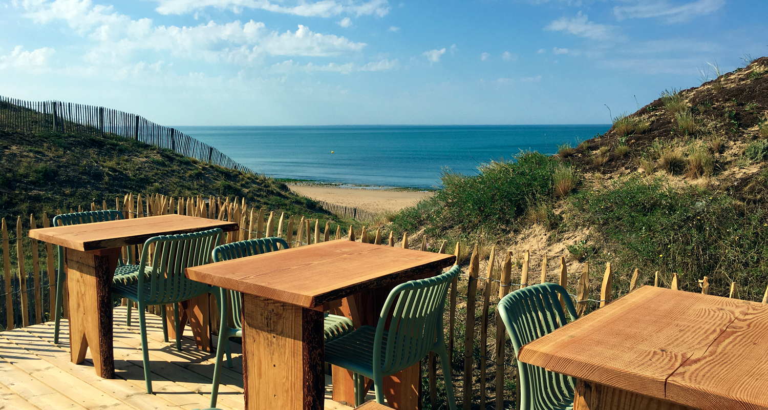 Moments café terrasse plage vue sur mer