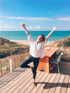 Yoga façe à la mer à la plage du bouil à Longeville sur mer moment de détente relaxation au soleil
