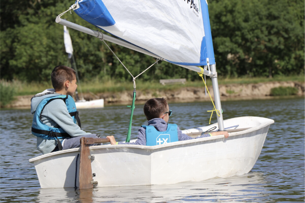 Stage d'optimist pour enfants et ado sur lac à Talmont Saint hilaire en Vendée