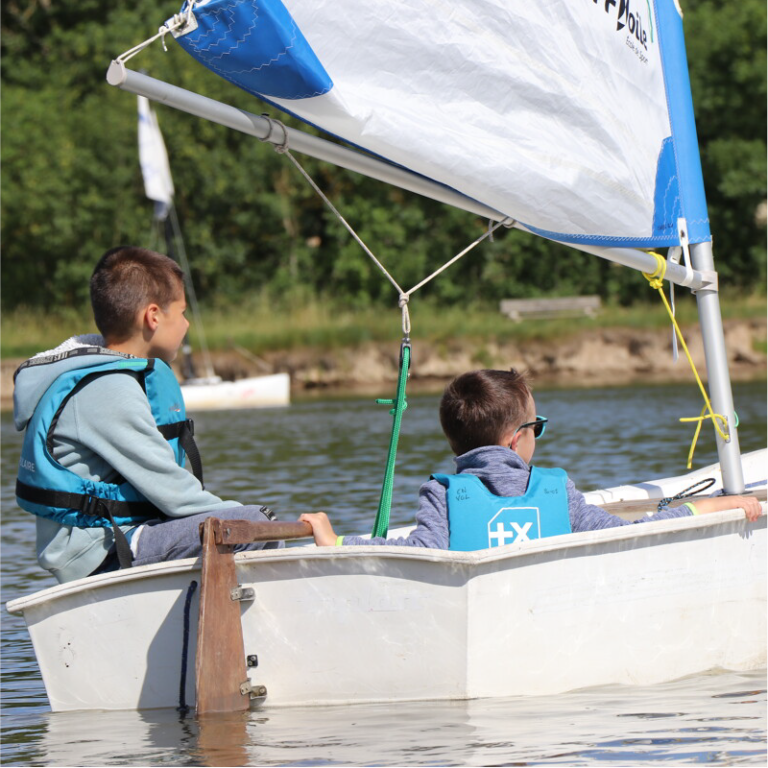 Stage d'optimist pour enfants et ado sur lac à Talmont Saint hilaire en Vendée