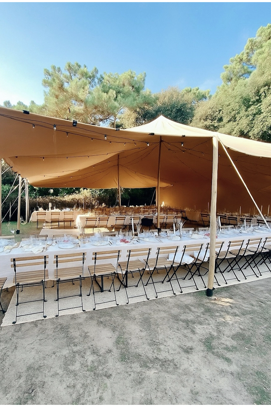 Mariage en extérieur sous tente en bord de mer les pieds dans le sable en Vendée